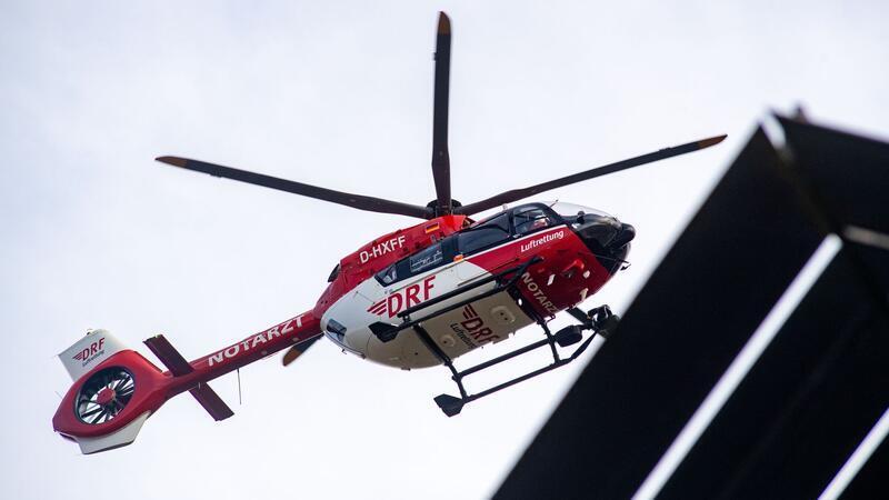 Nach dem Zusammenstoß wird die 56-Jährige in ein Krankenhaus geflogen. (Symbolbild)