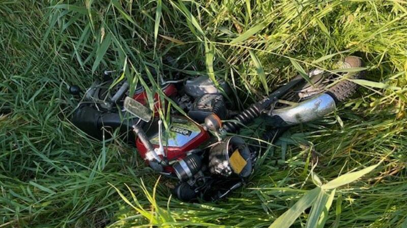 Das Motorrad liegt im Graben.