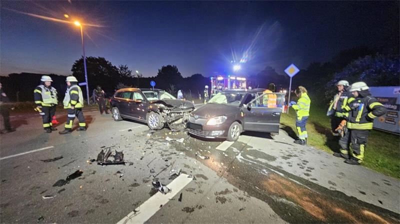 Schwerer B73-Unfall wirkt sich auf Berufsverkehr aus – Zwei Verletzte Nach dem Zusammenstoß zweier Autos auf der B73 in Hechthausen sicherten Einsatzkräfte die Unfallstelle. Die Bundesstraße war voll gesperrt.