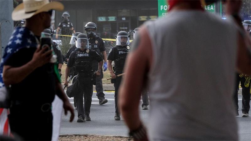 Beamte der US-Einwanderungsbehörde ICE schießen Mann an Nach dem Zwischenfall kam es in der Nähe des Tatorts zu kleineren Demos gegen die Bundesbehörde ICE.