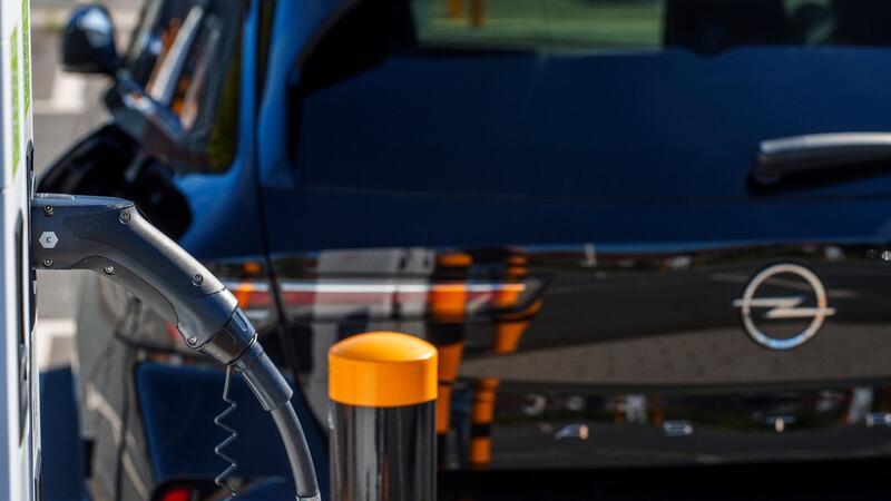 Nach dem abrupten Förderende von E-Autos, übernimmt Stellantis die Förderung für seine Privatkunden kurzerhand selbst.