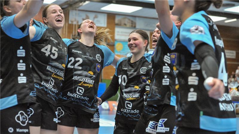 Wahnsinn in Buxtehude: Klassenerhalt im letzten Hölle-Nord-Krimi Nach dem erfolgreichen Klassenerhalt: Großer Jubel beim BSV.