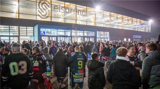 Nach dem ersten Drittel mussten die Fans die Arena in Bremerhaven verlassen.