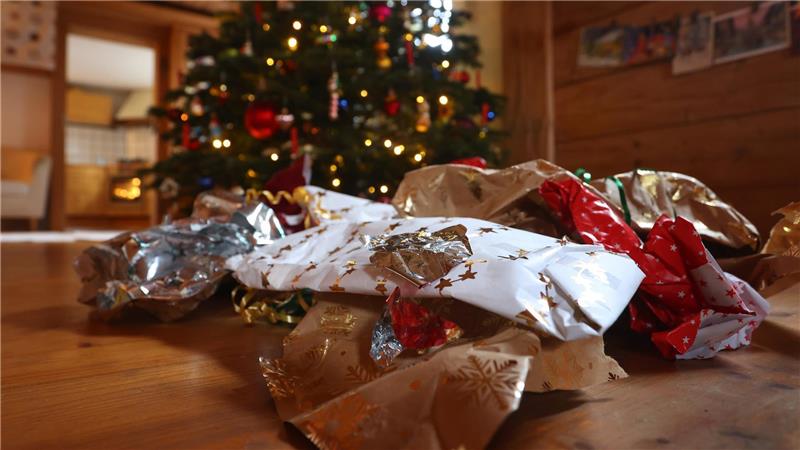 Nach dem freudigen Auspacken der Weihnachtsgeschenke bleibt alle Jahre wieder viel Müll übrig. Das muss nicht so sein, meint der BUND Weser-Elbe. Foto: picture alliance/dpa