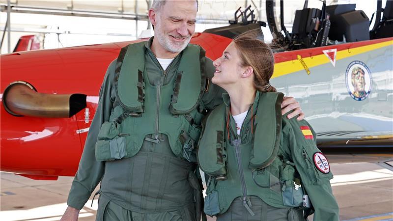 Nach dem gemeinsamen Trainingsflug nahmen sich Vater und Tochter in den Arm. Das spanische Königshaus teilt kaum etwas über das Privatleben der königlichen Familie mit. Aber solche Fotos sprechen für sich. 
