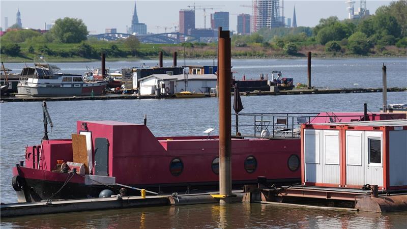 Frau auf Hausboot erschlagen - Prozess gegen Sohn beginnt Nach dem gewaltsamen Tod einer 58-Jährigen auf dem Hausboot soll der Sohn der Frau wegen Mordes vor Gericht kommen. (Archivbild)