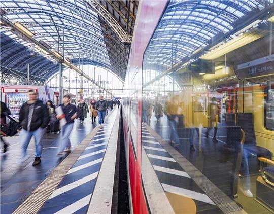Nach dem großangelegten bundesweiten Warnstreik der Gewerkschaften EVG und Verdi begann sich die Situation im öffentlichen Verkehr am Dienstag weitgehend zu normalisieren. Foto: Andreas Arnold/dpa