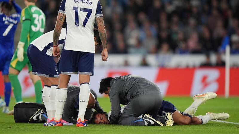 Tottenham-Profi Bentancur geht nach Kopfballduell K.o. Nach dem heftigen Zusammenprall behandelten Betreuer Totenham-Profi Rodrigo Bentancur minutenlang auf dem Platz.