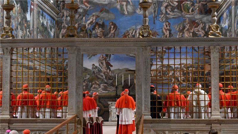 Nach dem lateinischen Ruf „extra omnes“ wurde die Tür der Sixtinischen Kapelle geschlossen.