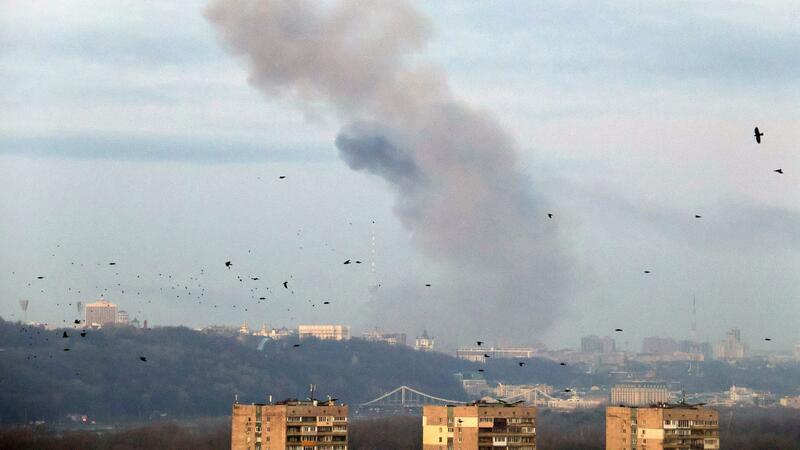 Nach dem massiven russischen Raketenangriff steigt eine Rauchwolke über der ukrainischen Hauptstadt auf.