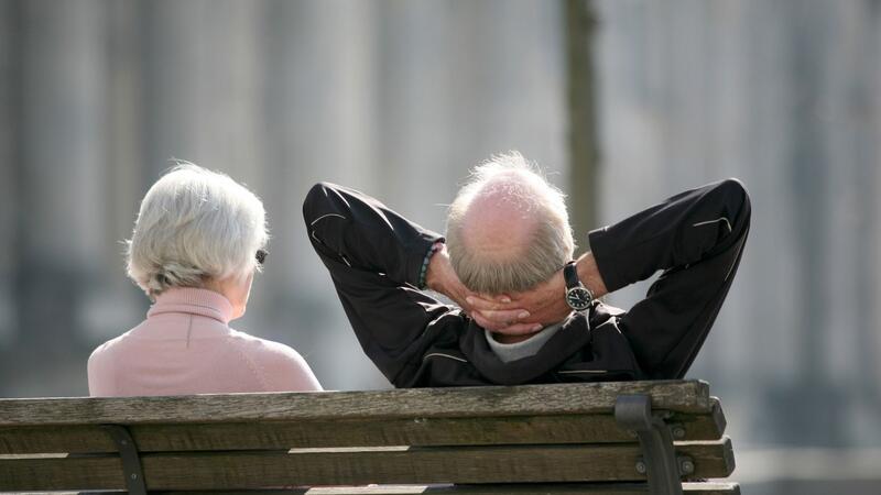Ifo-Forscher: Rentenbeginn an Lebenserwartung koppeln Nach dem niederländischen Modell würde sich das Renteneintrittsalter bis 2061 schrittweise auf 69 Jahre erhöhen (Symbolbild).