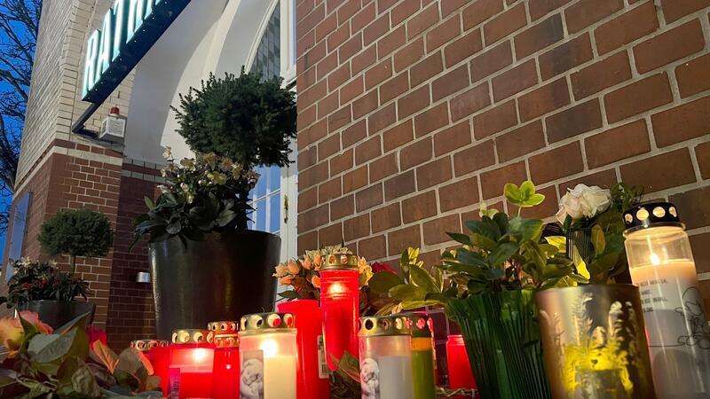 Nach dem plötzlichen Tod des Sylter Bürgermeisters stellten zahlreiche Menschen auf Sylt Grablichter, Blumen und Karten vor dem Rathaus auf. (Archivbild)
