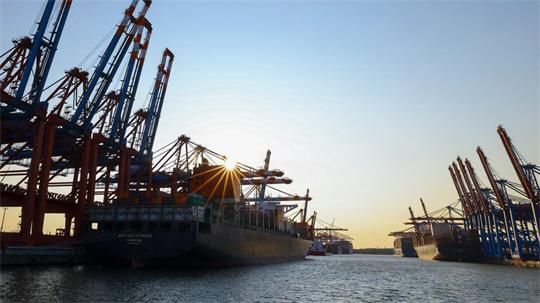 Nach dem schlechten Start zu Jahresbeginn hofft der Hamburger Hafen beim Containerumschlag auf ein versöhnliches Jahresende. (Archivbild)