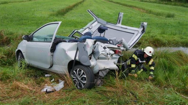 Nach dem schweren Auffahrunfall auf der B73 in Wingst liegt der stark beschädigte Renault Twingo im Straßengraben.