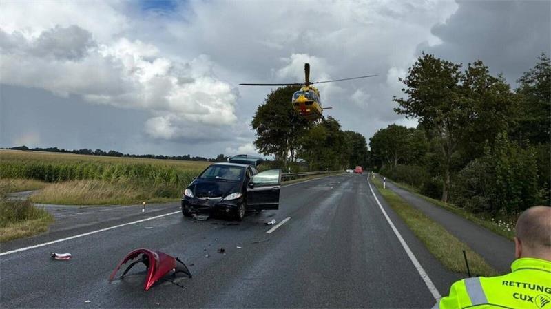 Nach dem schweren Unfall auf der B495 bei Osten landete der Rettungshubschrauber „Christoph 67“ direkt an der Unfallstelle.