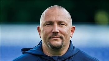 „Nach dem so wichtigen Sieg geht es mir natürlich bestens, und ich bin stolz auf die Mannschaft.“ Matthias Quadt, Trainer des VfL Güldenstern Stade, am 2. November.