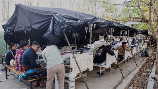 Nach dem starken Erdbeben ist die medizinische Versorgung erstmal provisorisch - hier mit einem Zelt vor einem Krankenhaus in der Provinz Ost-Nusa Tenggara.