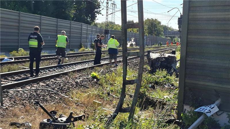 Nach dem tödlichen Unfall an einem Bahnübergang in Bremen ermittelt die Staatsanwaltschaft.