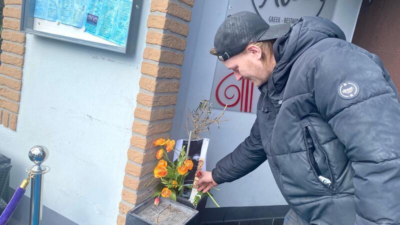 Nach dem tragischen Tod seines Kollegen Kosta am Karsamstag zieht es auch Christopher Wieringa am freien Tag zum „Olympischen Feuer" an der Bremerhavener Hafenstraße - berührt von den Andenken, die Gäste für den stadtbekannten Griechen dort ablegen.
