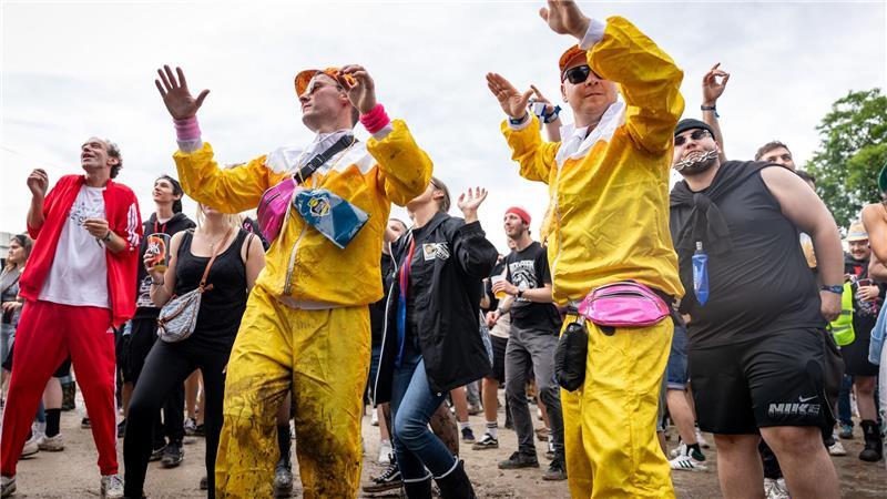 Festivaltag zwei: Regen bei Rock im Park, Wolken am Ring Nach dem vielen Regen tanzten viele Fans im Matsch.