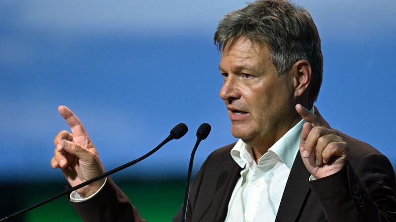 Union warnt Ampel vor Verschiebung von Intel-Milliarden Nach dem vorläufigen Stopp der Intel-Investition bleibt Bundeswirtschaftsminister Robert Habeck (Grüne) zuversichtlich: „Wir haben unsere Hausaufgaben gemacht.“