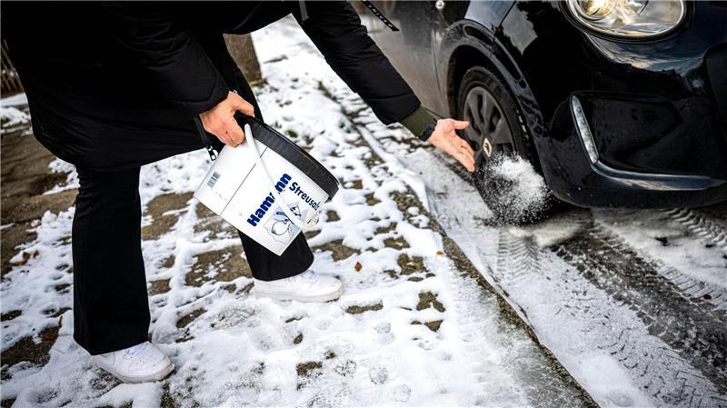 Nach dem vorübergehenden Ende des Streusalzverbots in Hamburg ist die Nachfrage nach Taumitteln in den großen Hamburger Baumarktketten groß. (Symbolfoto)