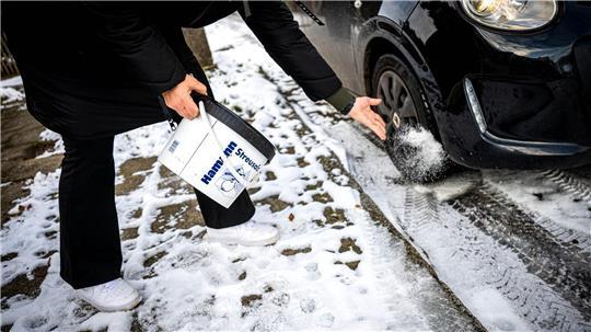 Nach dem vorübergehenden Ende des Streusalzverbots in Hamburg ist die Nachfrage nach Taumitteln in den großen Hamburger Baumarktketten groß. (Symbolfoto)