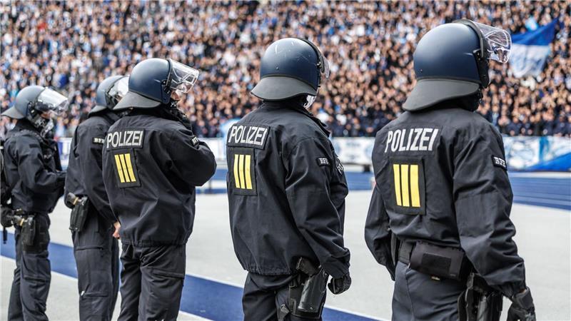 Eskalation bei Hertha-Spiel: Rassismusvorwurf gegen Polizist Nach den Ausschreitungen beim Spiel gegen Dresden veränderte die Polizei ihr Vorgehen. (Archivbild)