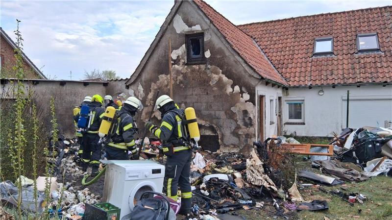 Feuerwehr am Limit: „Ich sehe den Brandmeister häufiger als die Familie“ Nach den Flammen ist es nicht mehr so wie vorher: Bei einem Feuer in Hemmoor haben Mitte April zwei Familien mit Kindern ihr Zuhause verloren.