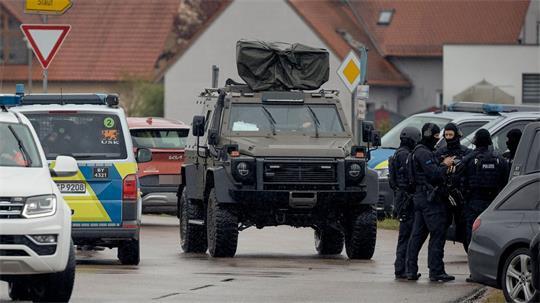 Nach den Schüssen auf zwei Behördenmitarbeiter verschanzte sich der mutmaßliche Täter in einem Haus.