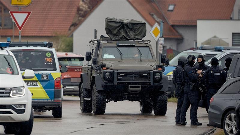 Nach den Schüssen auf zwei Behördenmitarbeiter verschanzte sich der mutmaßliche Täter in einem Haus.