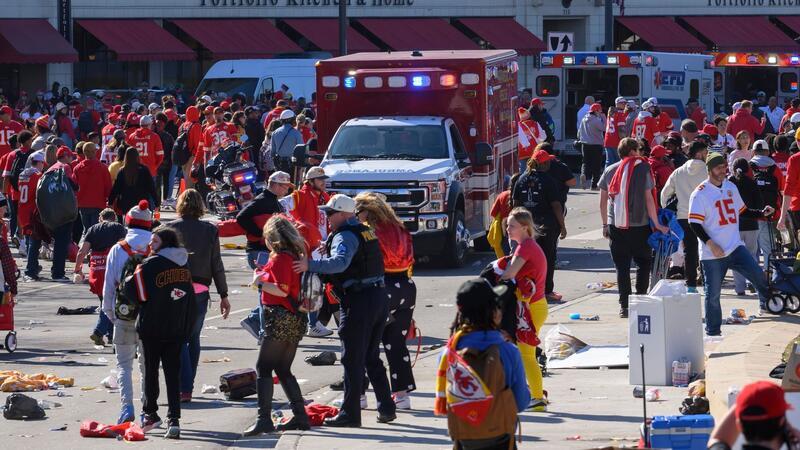 Schüsse bei Super-Bowl-Parade: Eine Tote und viele Verletzte Nach den Schüssen, die im Anschluss an die Siegesparade für die Kansas City Chiefs fielen, räumt die Polizei das Gelände.