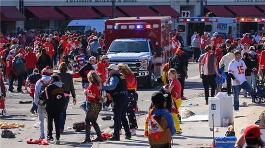 Nach den Schüssen, die im Anschluss an die Siegesparade für die Kansas City Chiefs fielen, räumt die Polizei das Gelände.