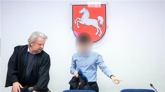 Nach den Skandalen rund um die Elsflether Werft nähert sich der Prozess gegen einen 36-Jährigen (r.) vor dem Landgericht Oldenburg dem Ende. (Archivbild)