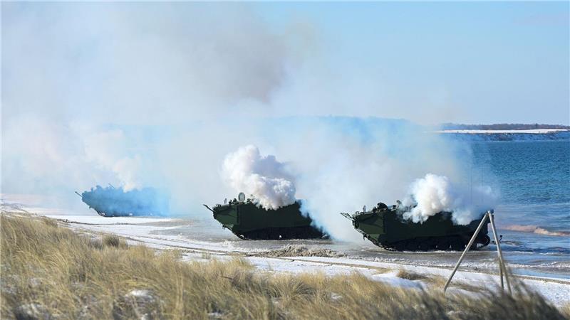 Nach den Tauchern kommen Spezialkräfte auf Schnellbooten an.