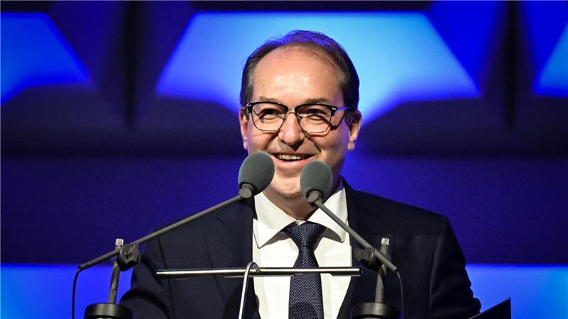 Nach den Worten von Bundesinnenminister Dobrindt wird eine Abwehr gegen Cyberattacken geschaffen, selbst wenn diese von außerhalb Europas kommen.