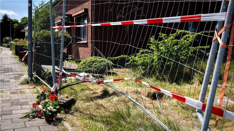Nach den bisherigen Erkenntnissen der Ermittler soll der 38-Jährige seine Ehefrau mit einem Auto absichtlich angefahren haben.