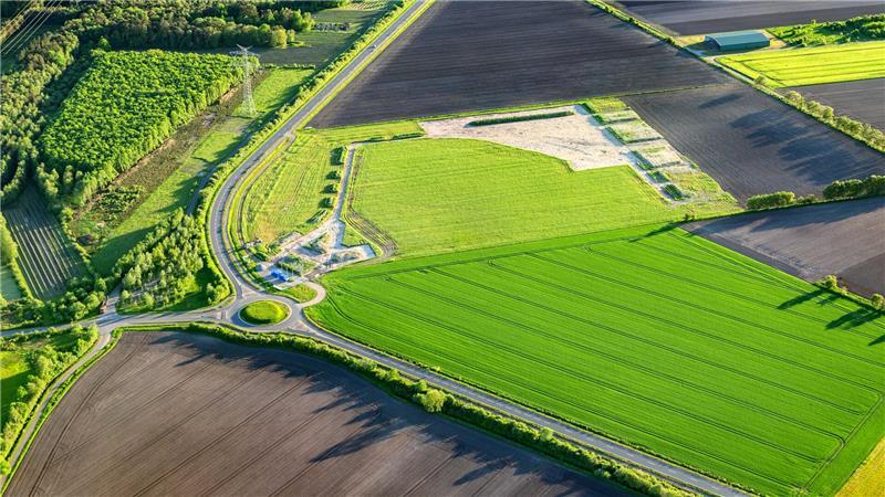 Nach den ersten vorbereitenden Arbeiten lassen sich die Umrisse des Surfbeckens erahnen. Seit April 2024 ruht der Bau - und das wird vorerst auch so bleiben.