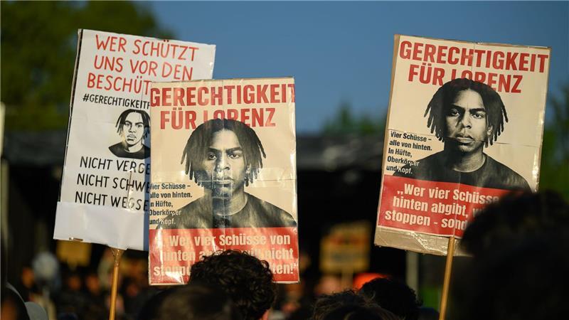 Nach den tödlichen Schüssen auf Lorenz gingen bundesweit Menschen gegen Polizeigewalt und Rassismus auf die Straßen. (Archivbild)