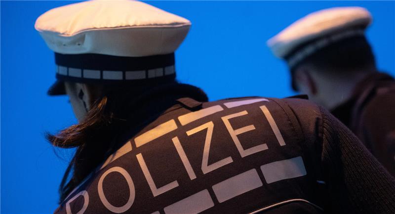 Nach der Alarmierung kamen in Buxtehude auch Spürhunde bei der Suche nach den Dieben zum Einsatz.