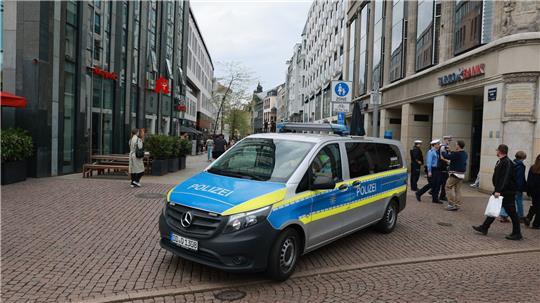 Nach der Amokfahrt eines 33-Jährigen in Leipzig kommt der Mann vorerst in eine Psychiatrie. 