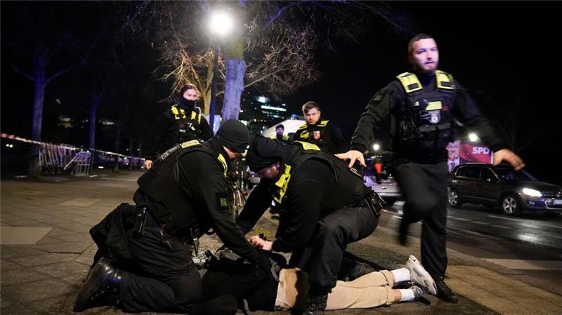 Nach der Attacke am Holocaust-Denkmal in Berlin hat die Polizei einen Verdächtigen festgenommen.