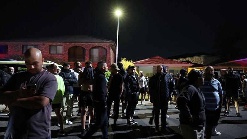 Ausschreitungen nach Terrorangriff auf Bischof in Sydney Nach der Attacke auf den Bischof versammelten sich zahlreiche Menschen vor der Kirche.