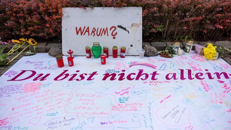 Mutmaßlicher Täter nach Solinger Anschlag in U-Haft Nach der Attacke haben Menschen Botschaften, Blumen und Kerzen in der Nähe des Tatorts hinterlassen.