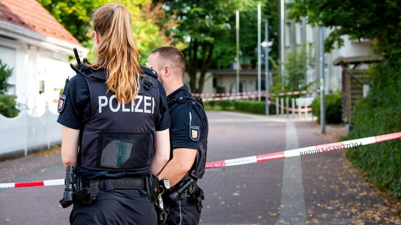 Nach der Attacke sichern Polizisten das Gelände.