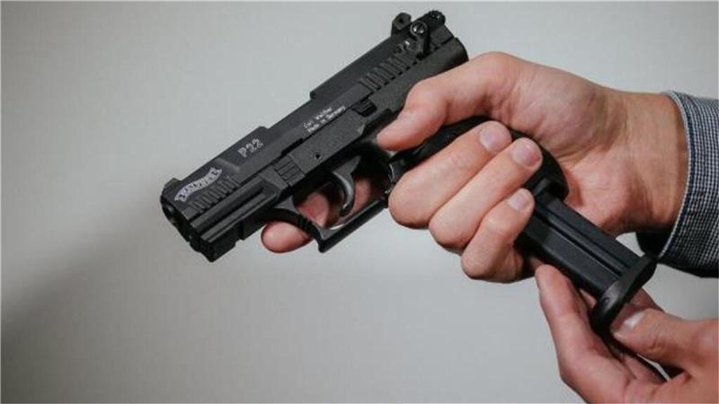 Nach der Auseinandersetzung am Karl-Olfers-Platz durchsuchte die Polizei mehrere Wohnungen und stellte Waffen (Symbolfoto), Betäubungsmittel und Bargeld sicher.