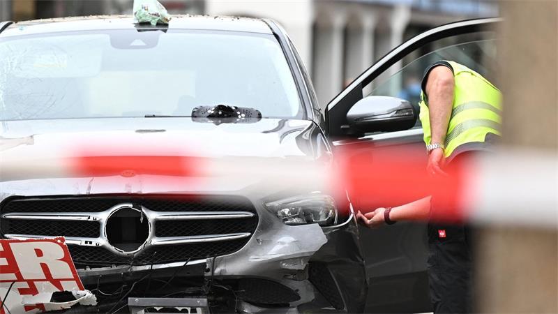 Nach der Autofahrt in der Fußgängerzone von Hofgeismar mit mehreren Verletzten gehen die Ermittlungen weiter. 