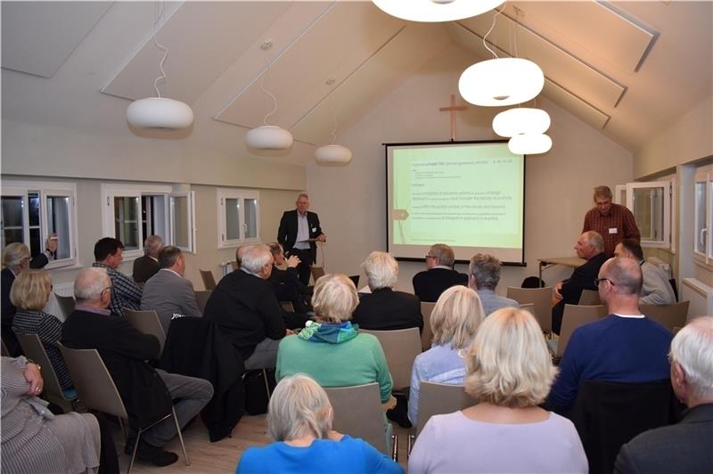 Nach der Begrüßung durch Joachim Unshelm, diskutierte die Altländer im Gemeindehaus in Borstel bei den „Poldergespräch“ der Zukunftswerkstatt über ihre Zukunft. Foto: Vasel