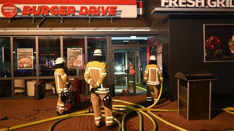 Flammen schießen aus Fritteuse: Feuerwehr löscht Feuer bei Burger Drive in Stade Nach der Bekämpfung des Feuers bei Burger Drive in Stade-Wiepenkathen wird das verrauchte Gebäude belüftet.