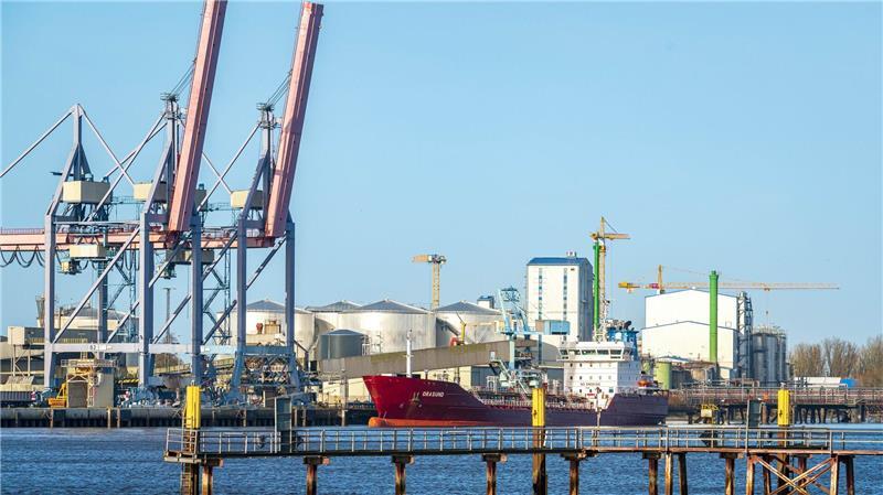 Havariertes Baggerschiff in Brake schwimmt wieder frei Nach der Bergung eines verunglückten Baggerschiffs im Braker Hafen wird es nun technisch begutachtet. (Archivfoto)